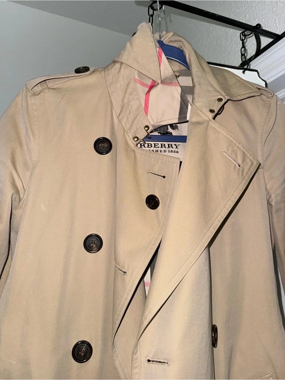 Burberry Beige and Black Nova Check Label Close-Up with Gold Chain Detail - Picture 7 of 16